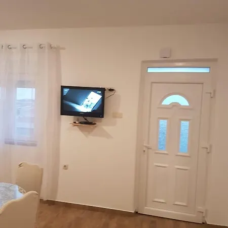 Apartment Apartman Nikol I Petra, 50m From The Beach Bibinje