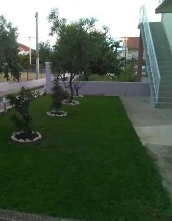 Apartman Nikol I Petra, 50m From The Beach Apartment Bibinje