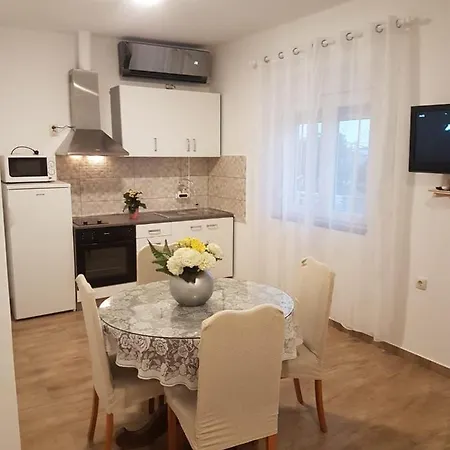 Apartman Nikol I Petra, 50m From The Beach *