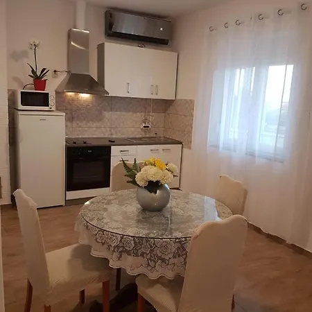 Apartman Nikol I Petra, 50m From The Beach Apartment Bibinje