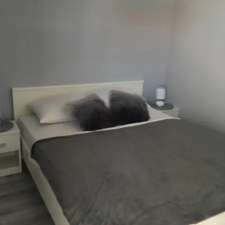 Apartment Apartman Nikol I Petra, 50m From The Beach *