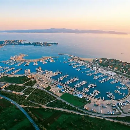 Apartman Nikol I Petra, 50m From The Beach